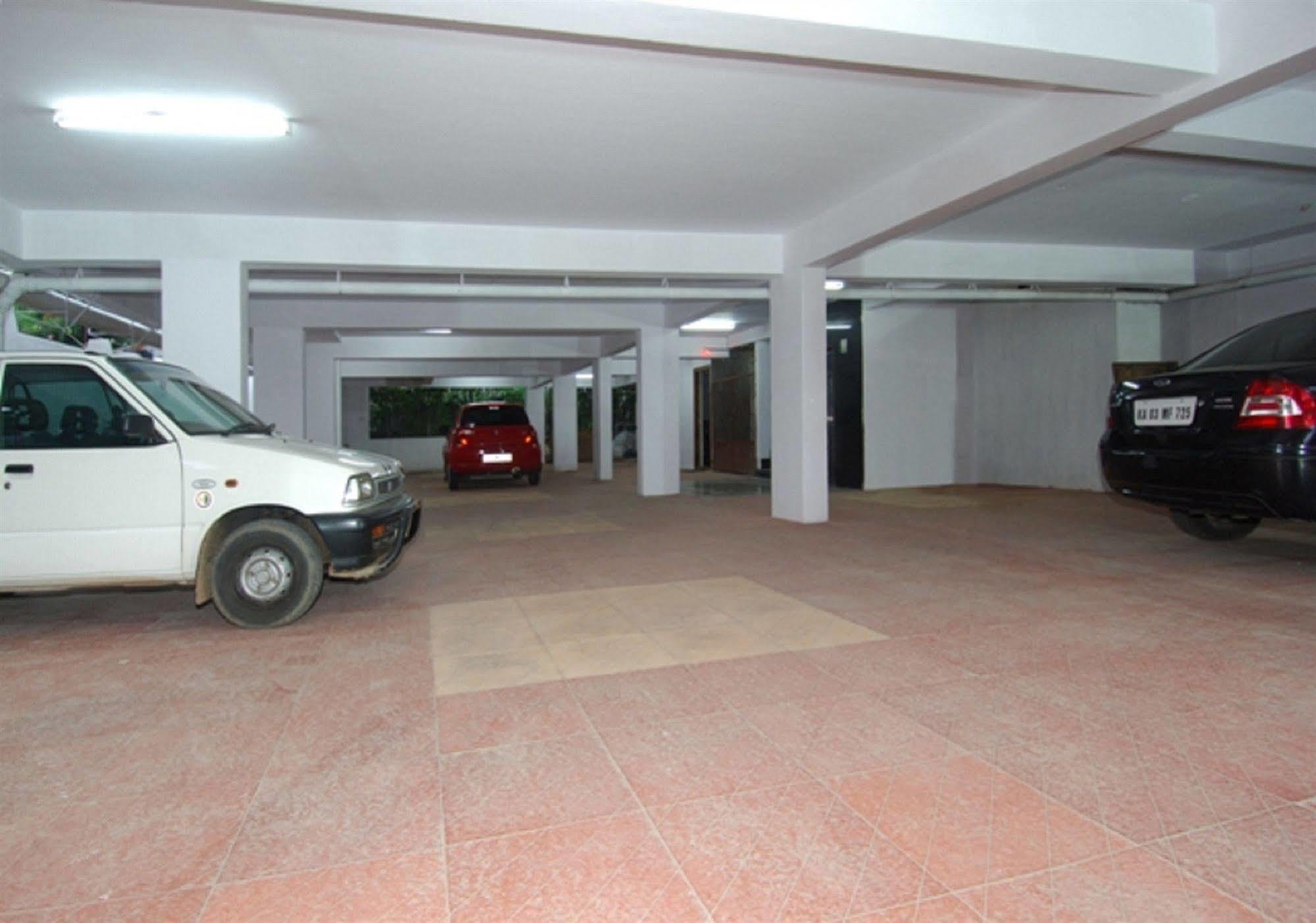 Oyo 6110 Thalassa Suites Bangalore Exterior foto