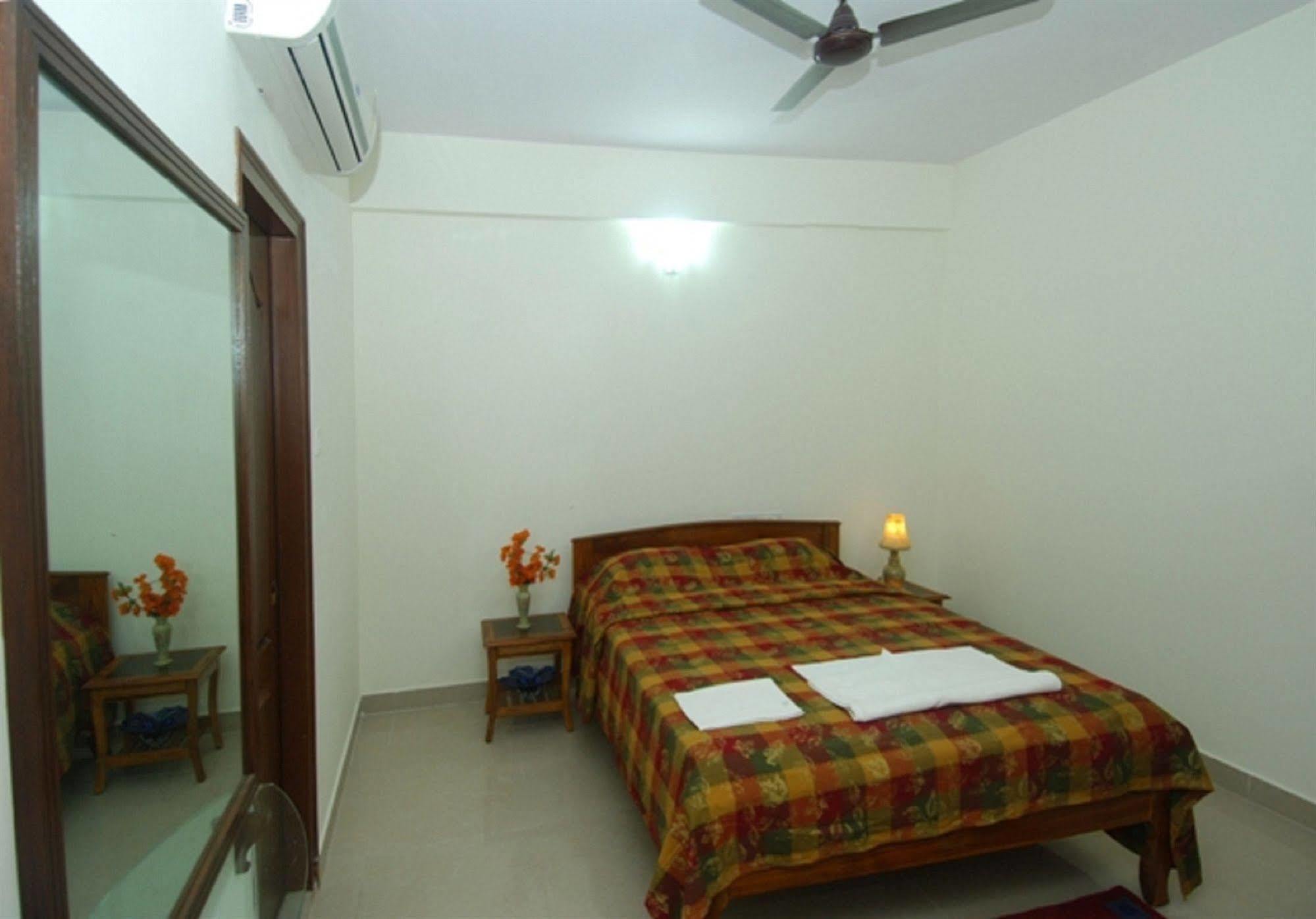 Oyo 6110 Thalassa Suites Bangalore Exterior foto